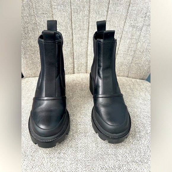 Tory Burch Lug Sole Chelsea Ankle Boot size 7.5 - Picture 2 of 6